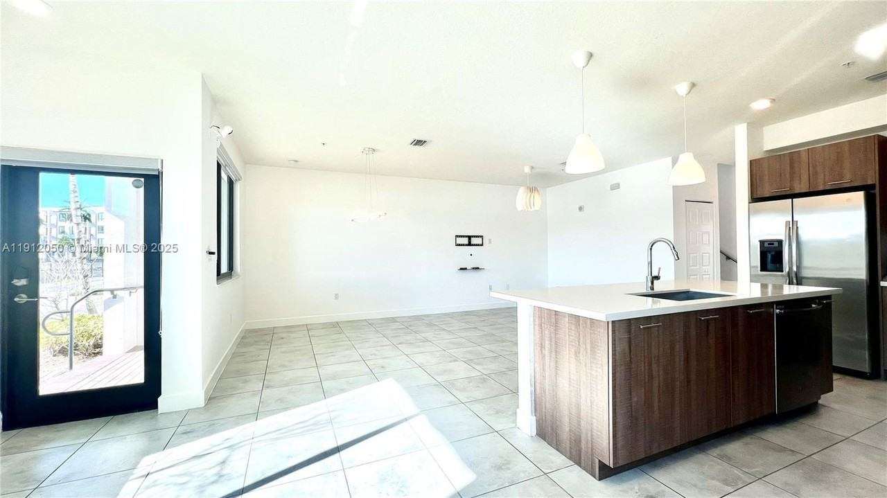 4670 Nw 84th Ave #22 - Photo 3 of 34