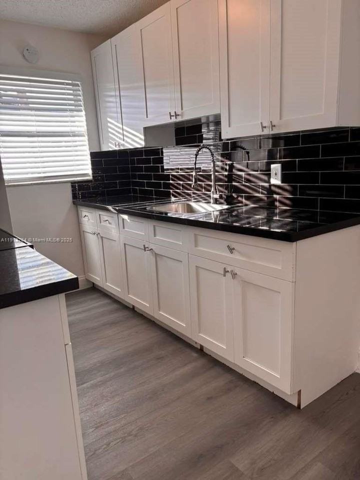 405 Se 23rd Ave #B - Photo 2 of 19