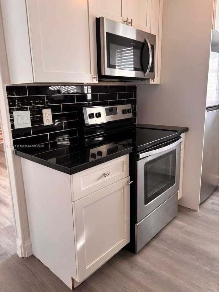 405 Se 23rd Ave #B - Photo 3 of 19