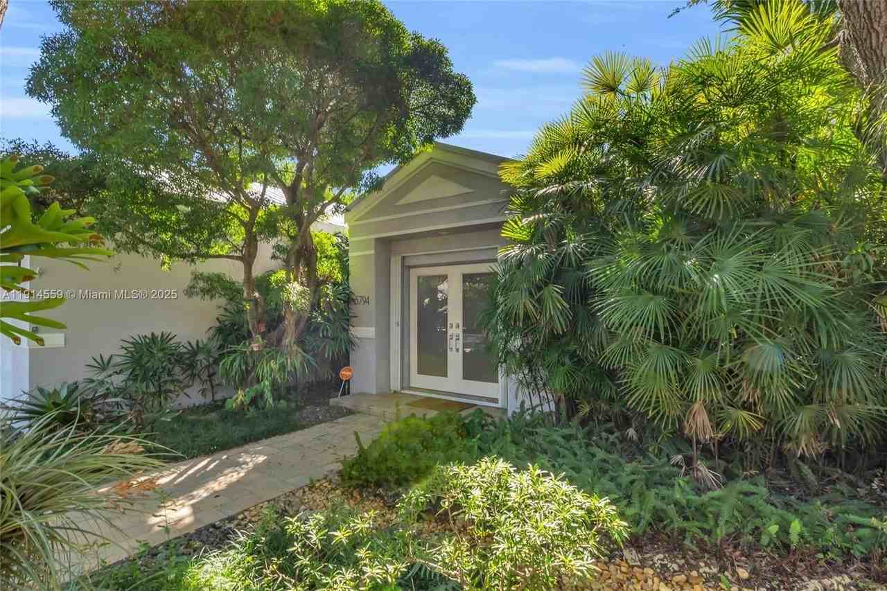 5794 Sw 76th Ter - Photo 4 of 34