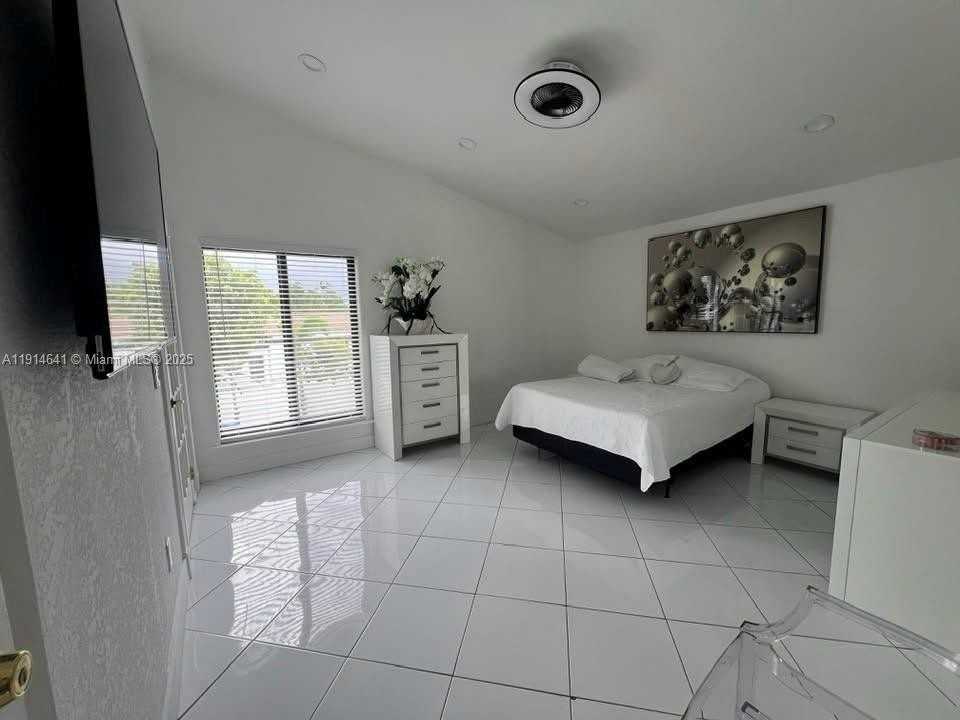 15370 Southwest 152nd Avenue - Photo 6 of 10