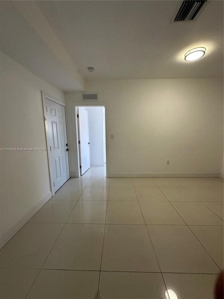 676 Nw 47th St #3 - Photo 6 of 8