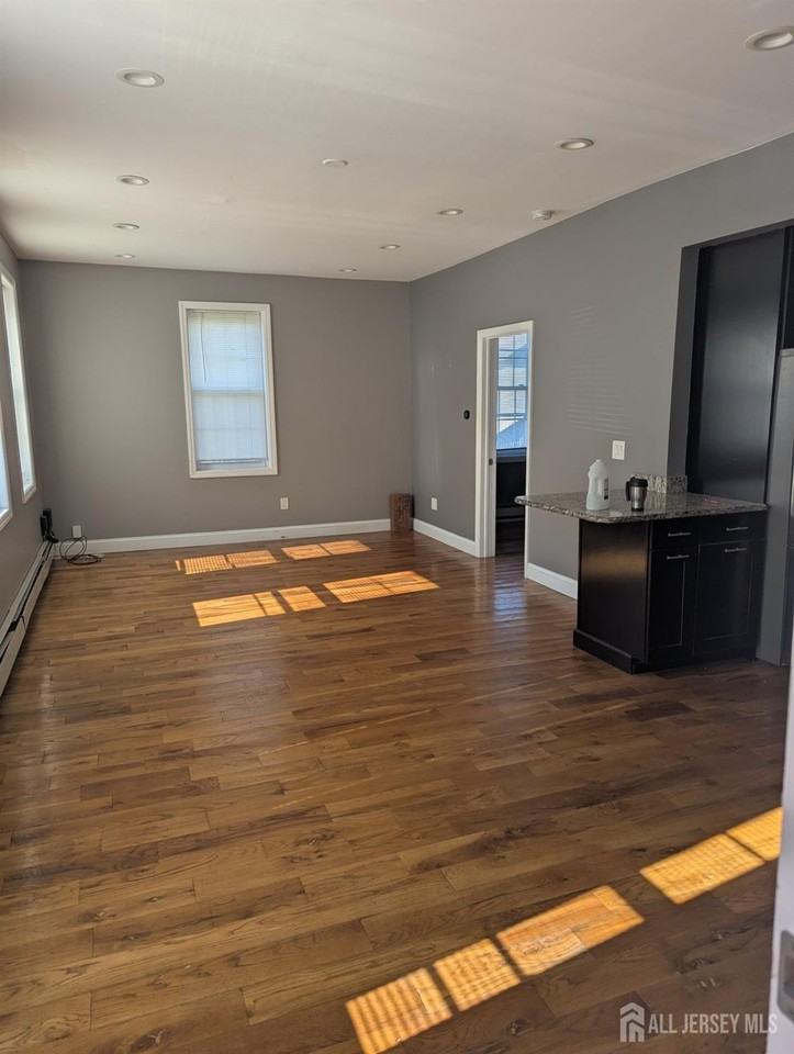 300 Cedar St - Photo 2 of 7