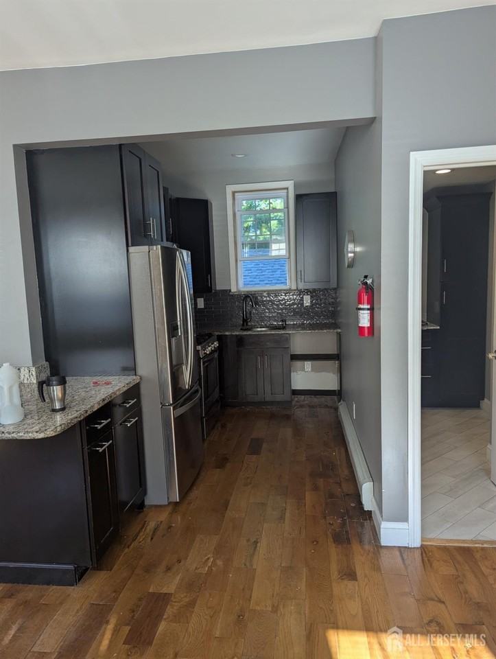 300 Cedar St - Photo 3 of 7