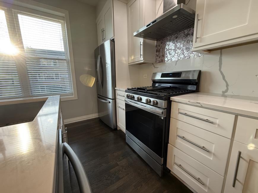 7427 West Addison Street - Photo 4 of 10