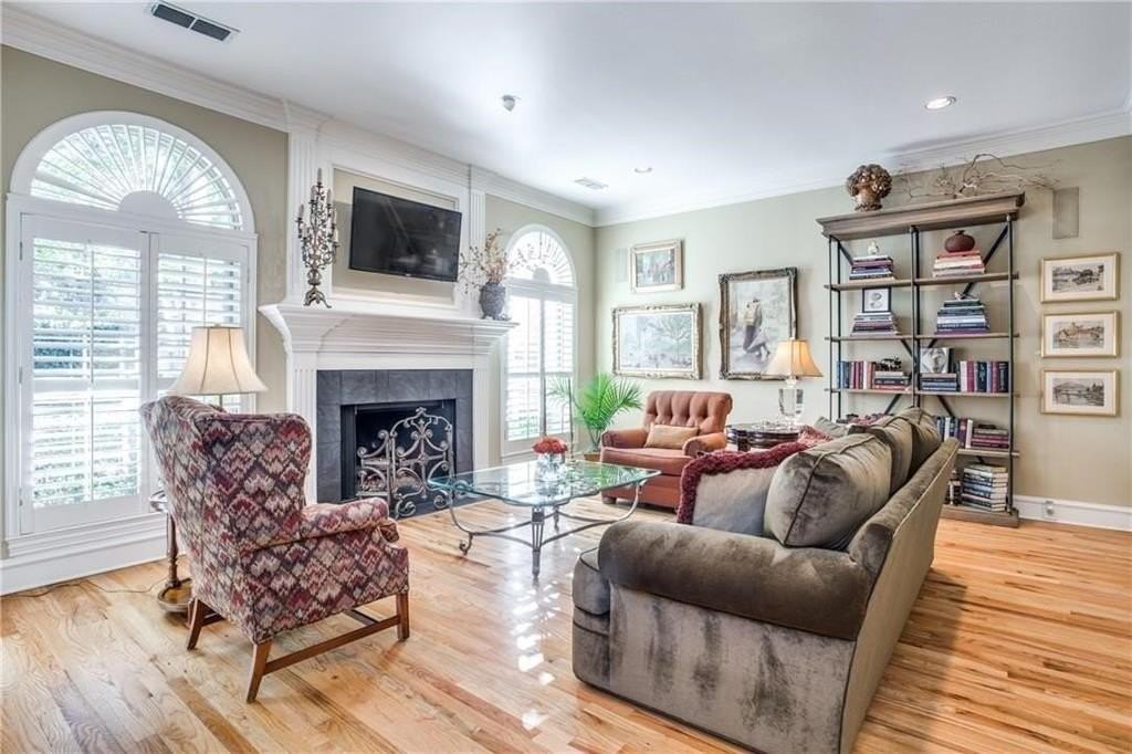 5927 Lindenshire Ln - Photo 5 of 19