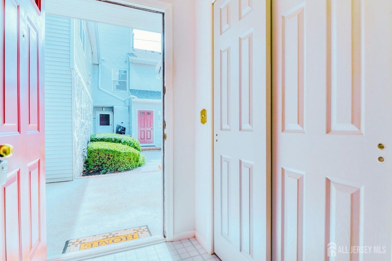 226 Bexley Ln - Photo 2 of 22