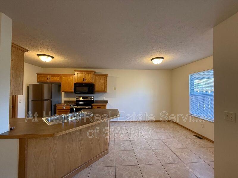 2229 E Hamilton St - Photo 3 of 18