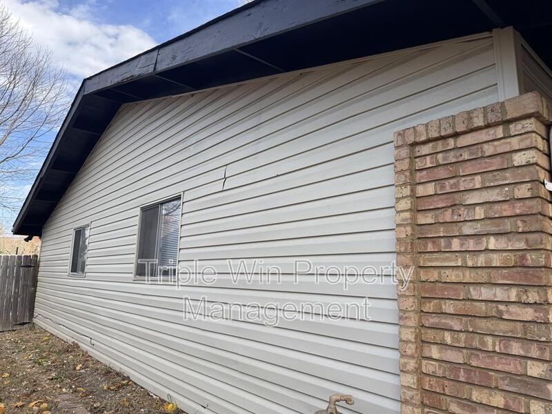 3165 Saint Catherine St - Photo 3 of 28