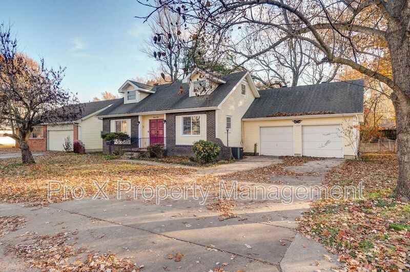 1304 E Woodland St - Photo 3 of 24