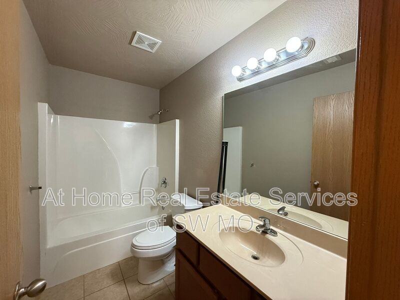 647 S Landen Ave - Photo 4 of 11