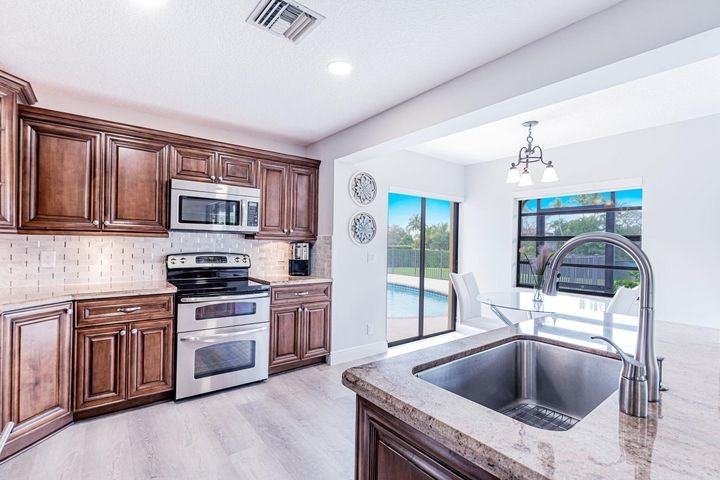 12715 Kingsway Road - Photo 4 of 10