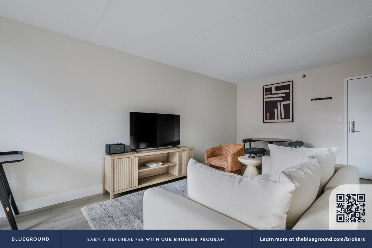 812 Memorial Dr #1271 - Photo 5 of 31