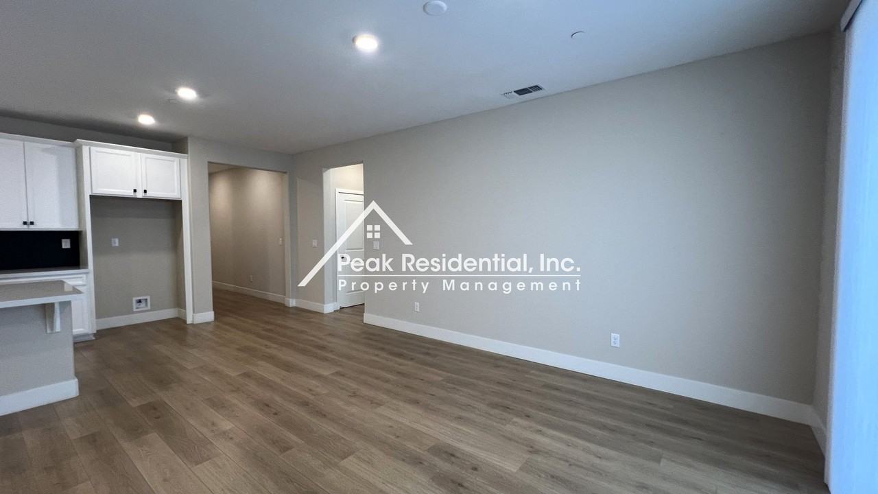 140 Tortosa Ct - Photo 7 of 34