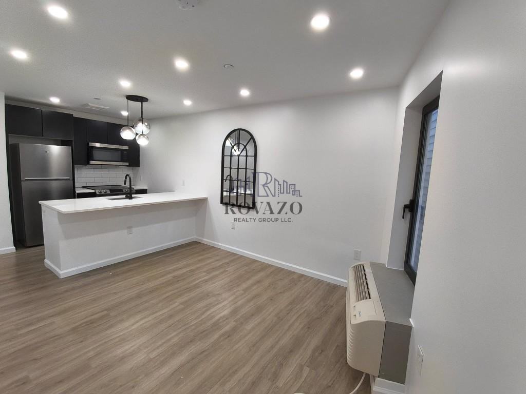 556 Market Street #4D - Photo 3 of 6