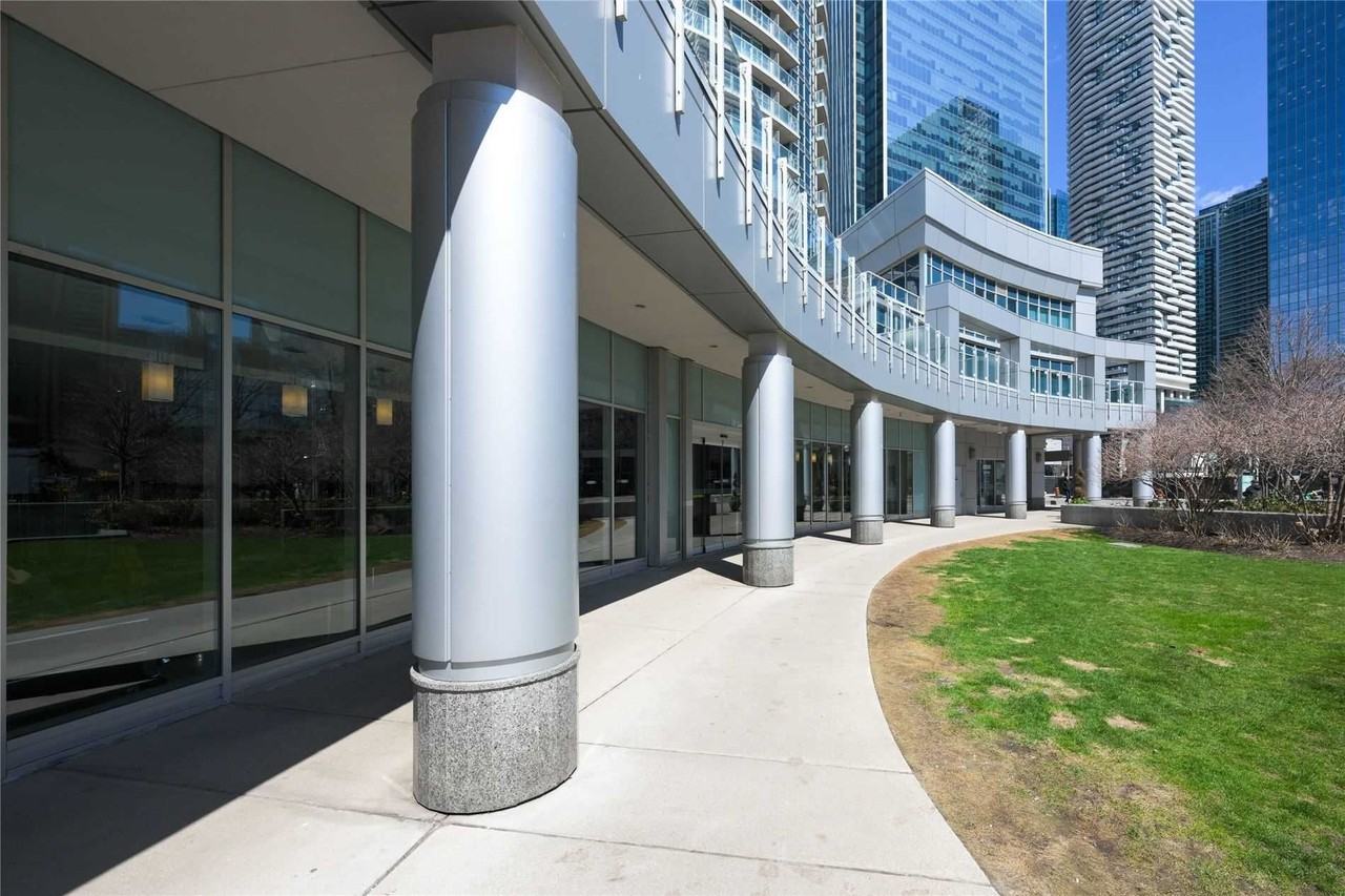 208 Queens Quay West - Photo 5 of 22