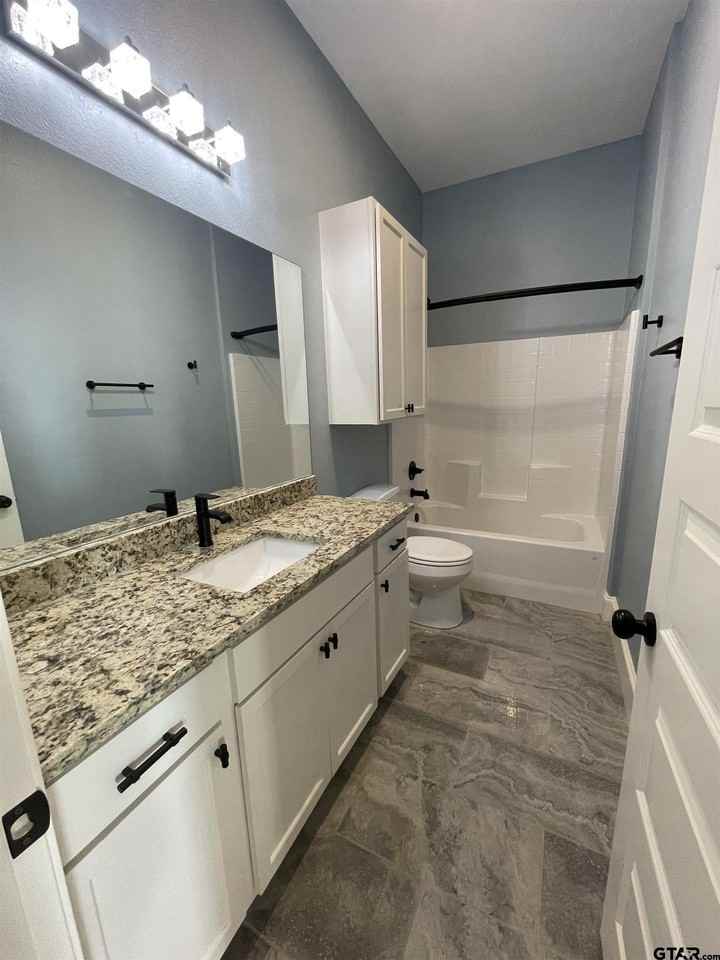 1033 Stagecoach Bnd - Photo 4 of 15