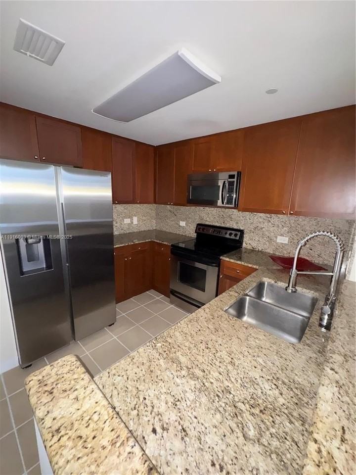 19501 W Country Club Dr #PH06 - Photo 5 of 40