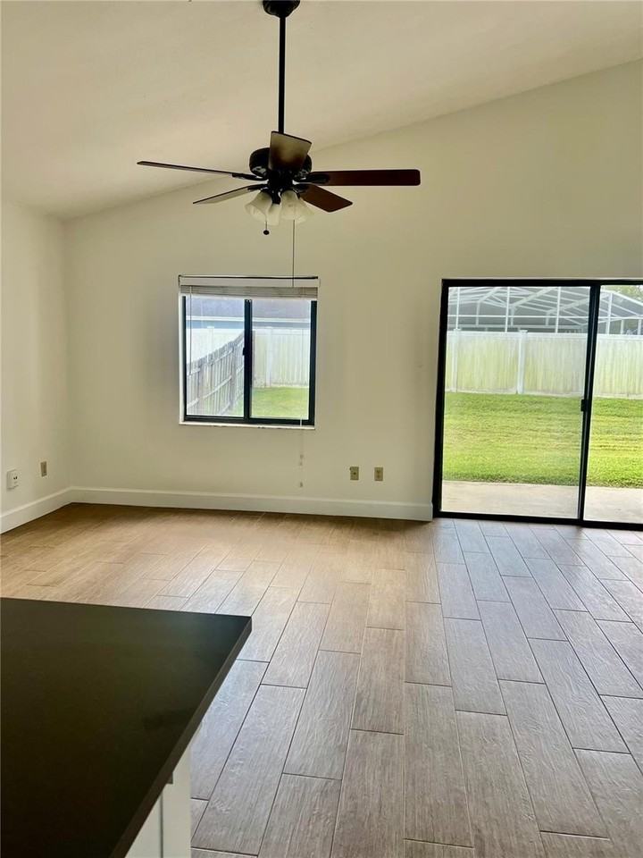 1040 Manigan Ave - Photo 5 of 24