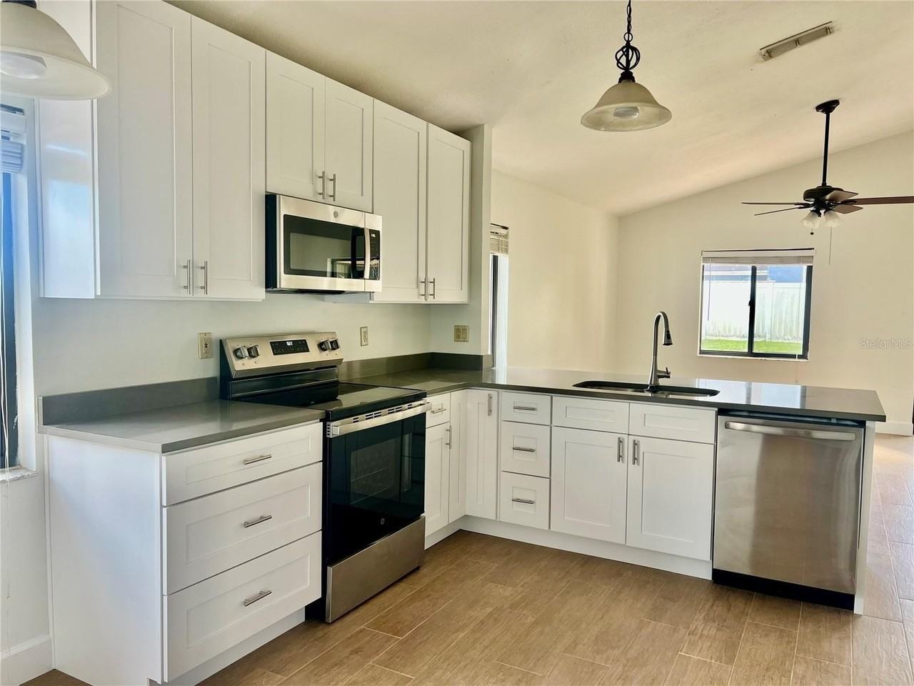 1040 Manigan Ave - Photo 6 of 24