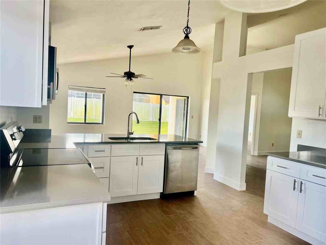 1040 Manigan Ave - Photo 7 of 24