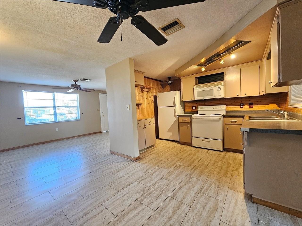 3048 Coldwell Dr - Photo 5 of 15