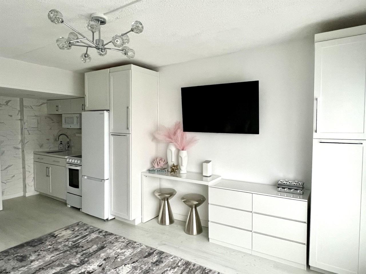 3501 Boardwalk - Photo 3 of 7