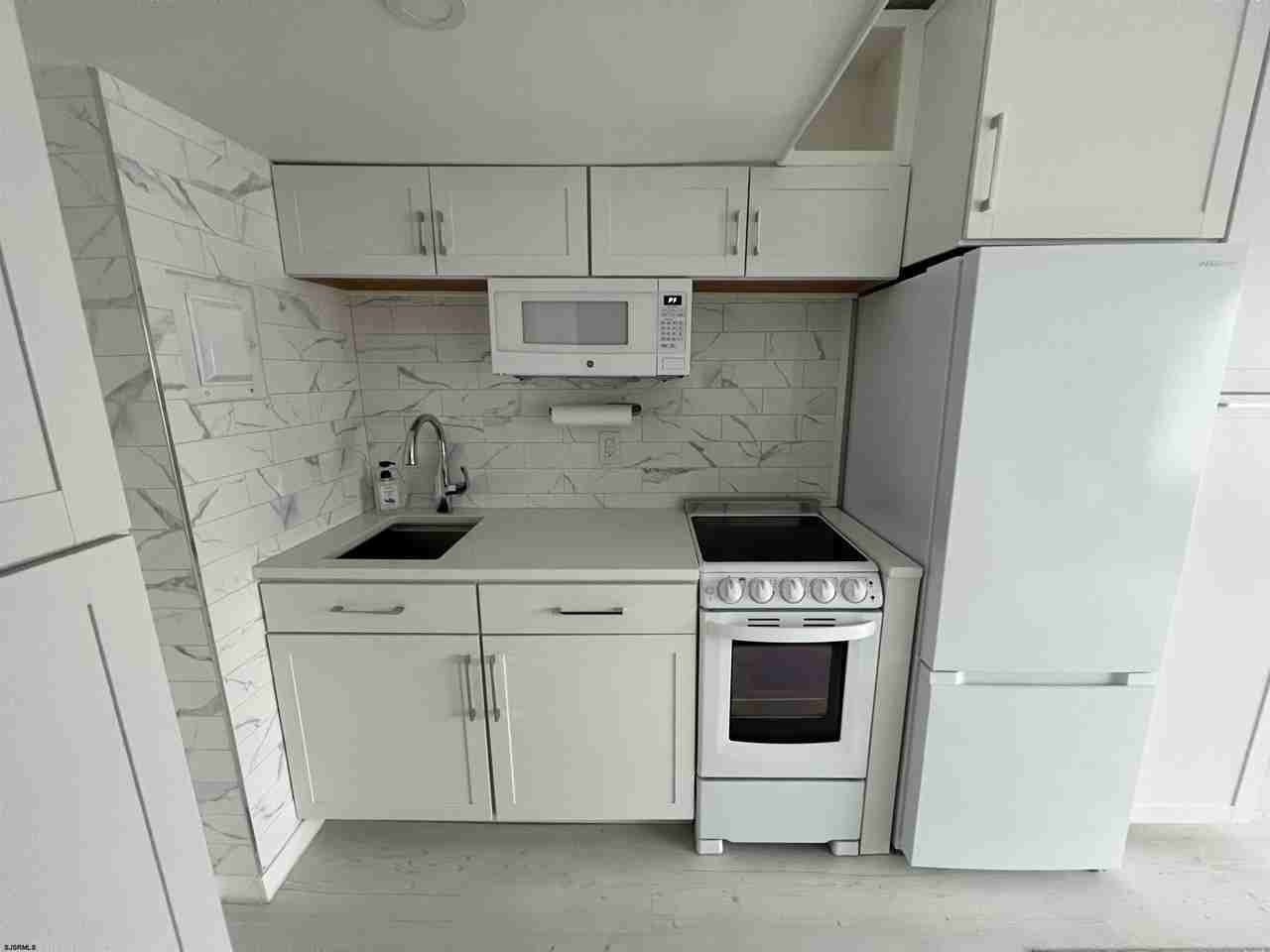 3501 Boardwalk - Photo 5 of 7