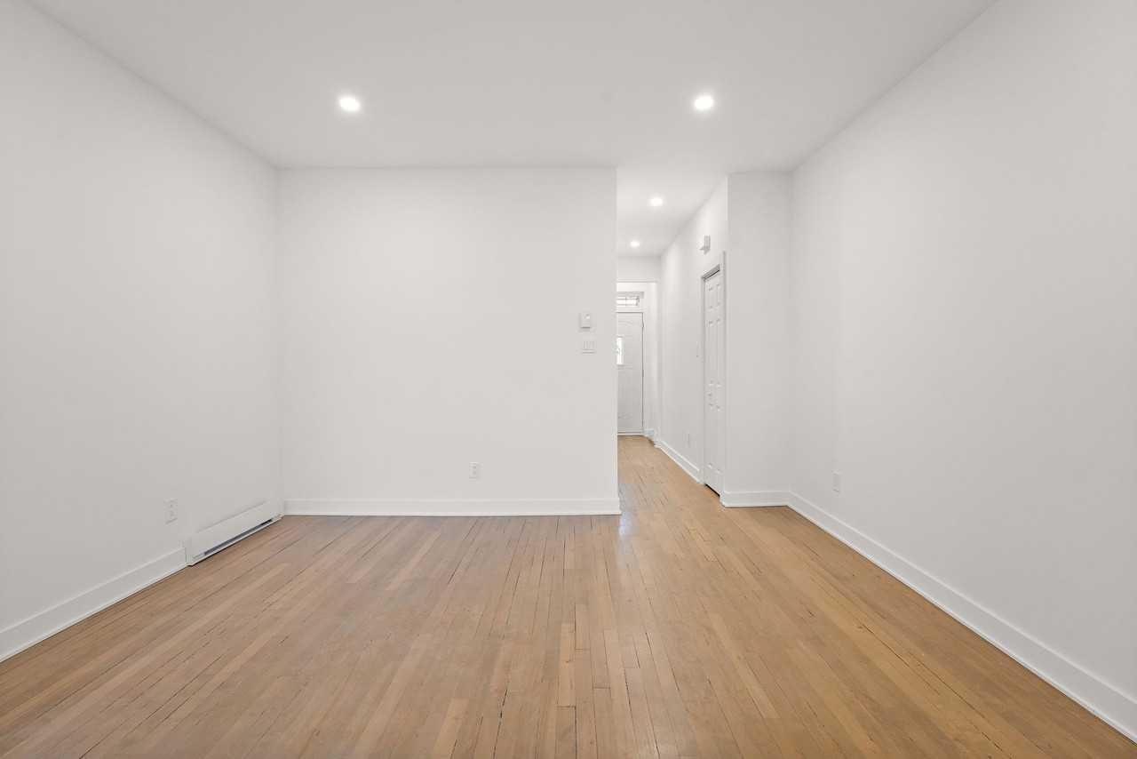 6256 Rue Cartier #6256 - Photo 3 of 6