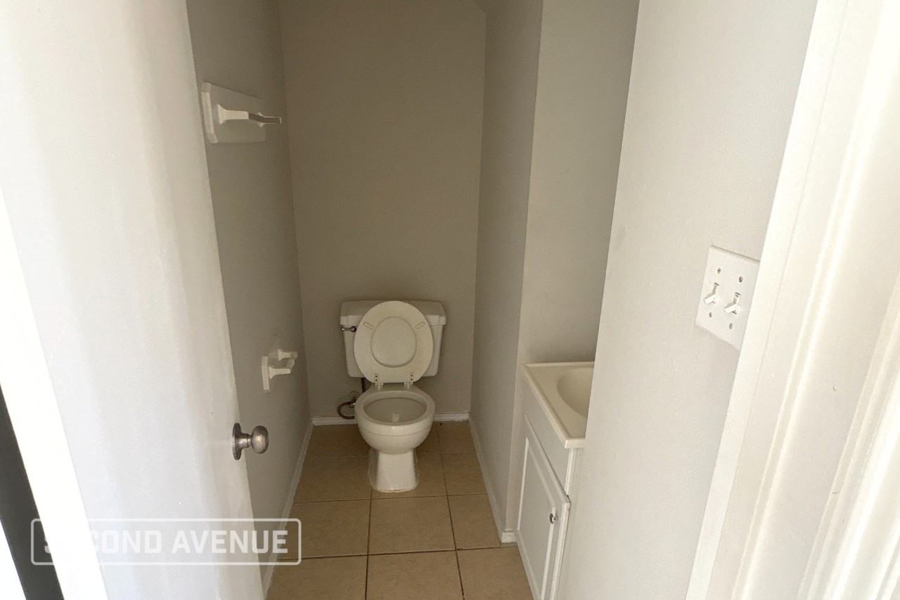 993 Shelton Ln - Photo 4 of 16