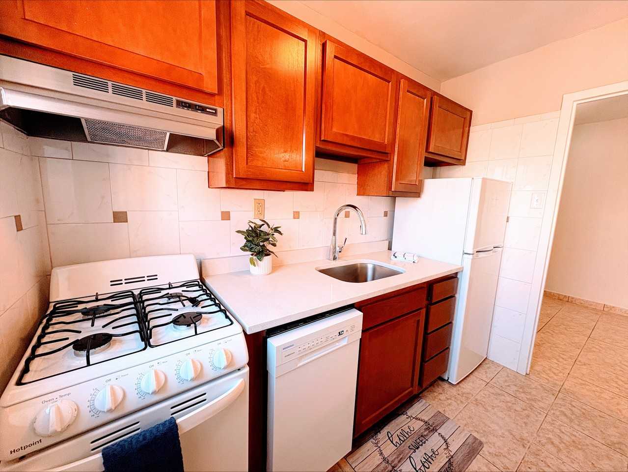 SAVOY APTS -- 058 - Photo 4 of 22