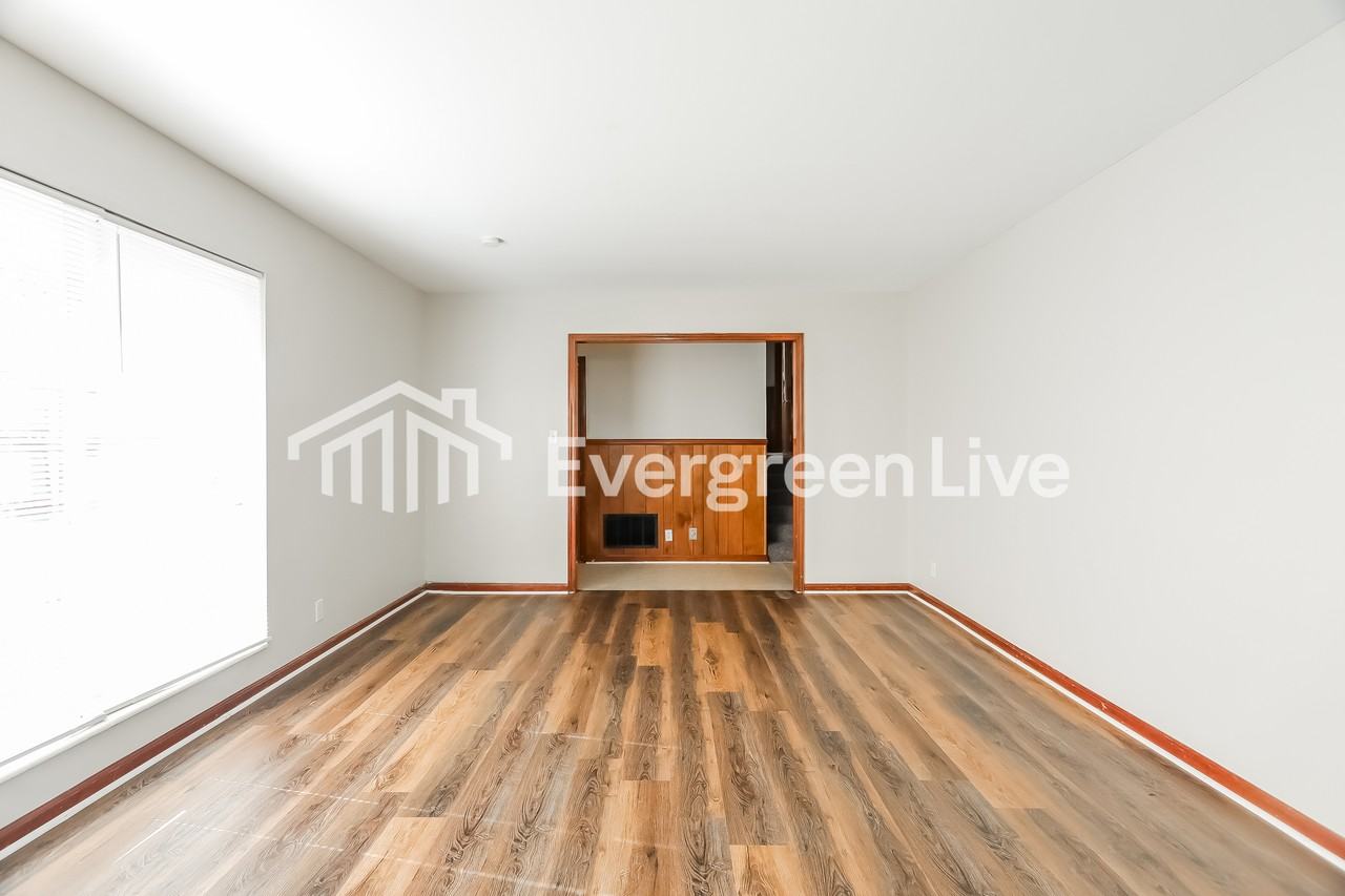 300 11th St - Photo 3 of 16