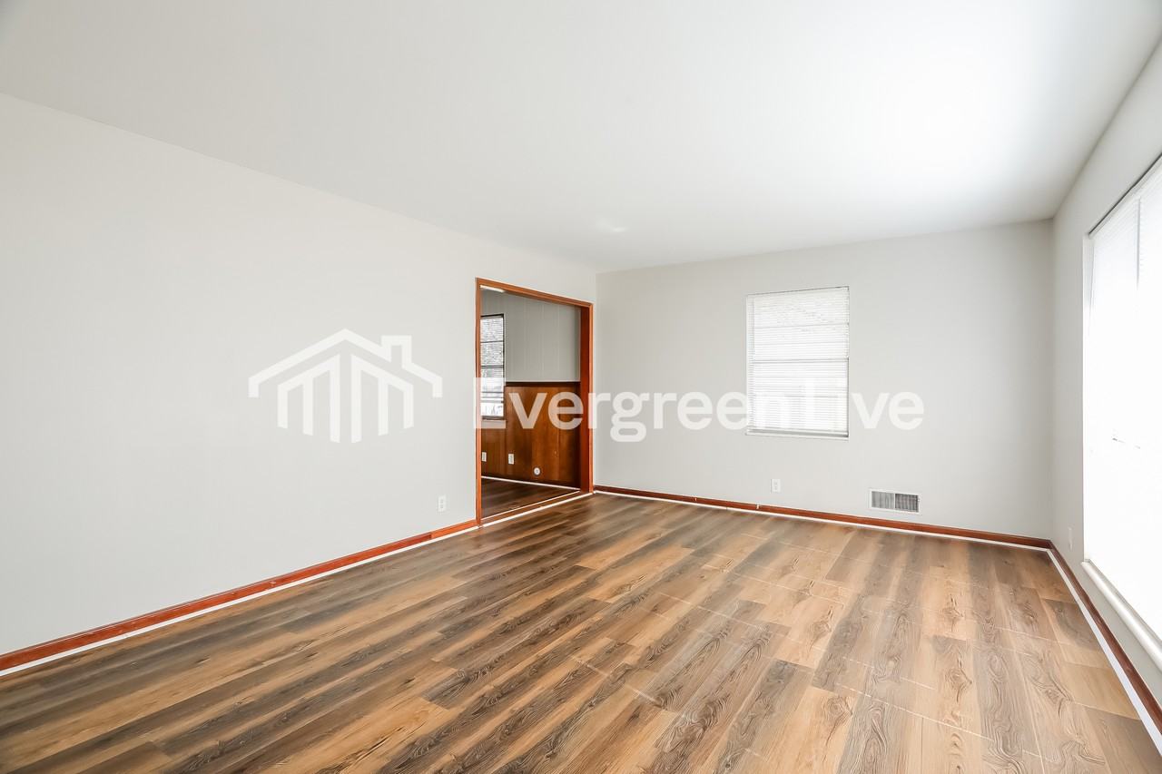 300 11th St - Photo 4 of 16