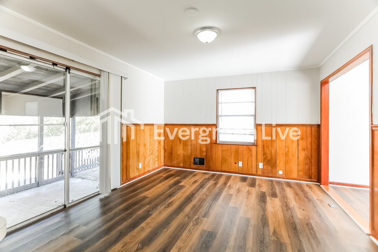300 11th St - Photo 5 of 16