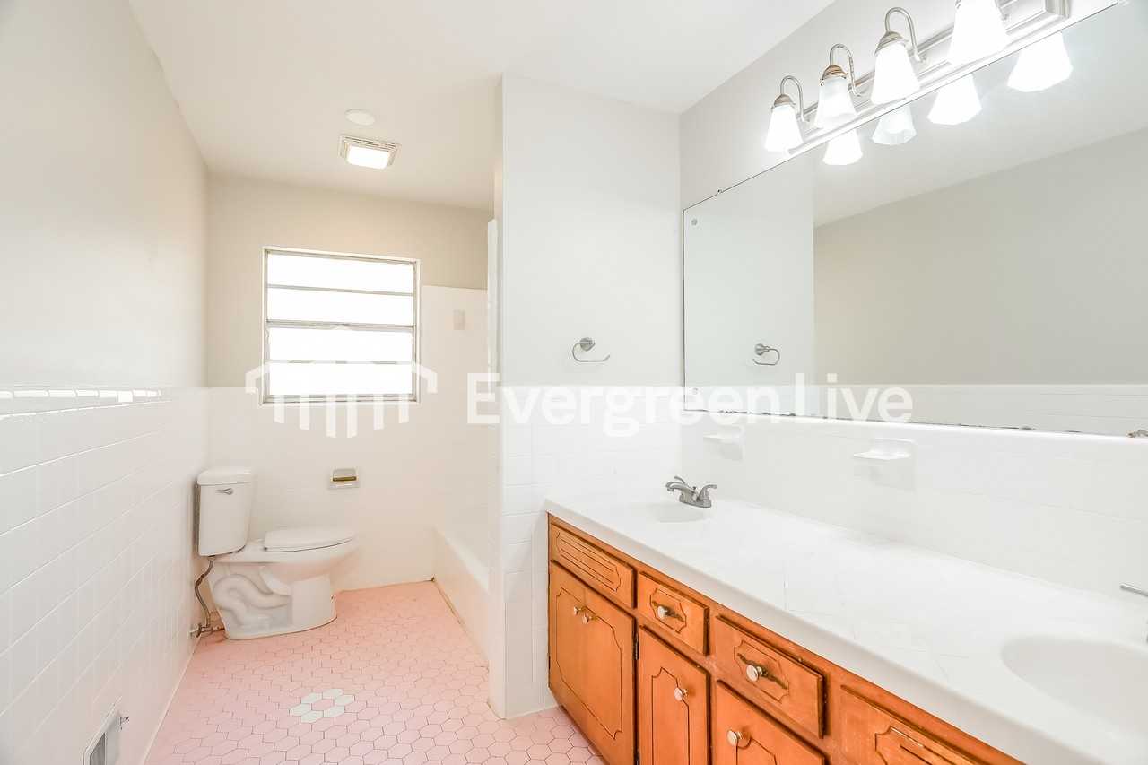 300 11th St - Photo 7 of 15