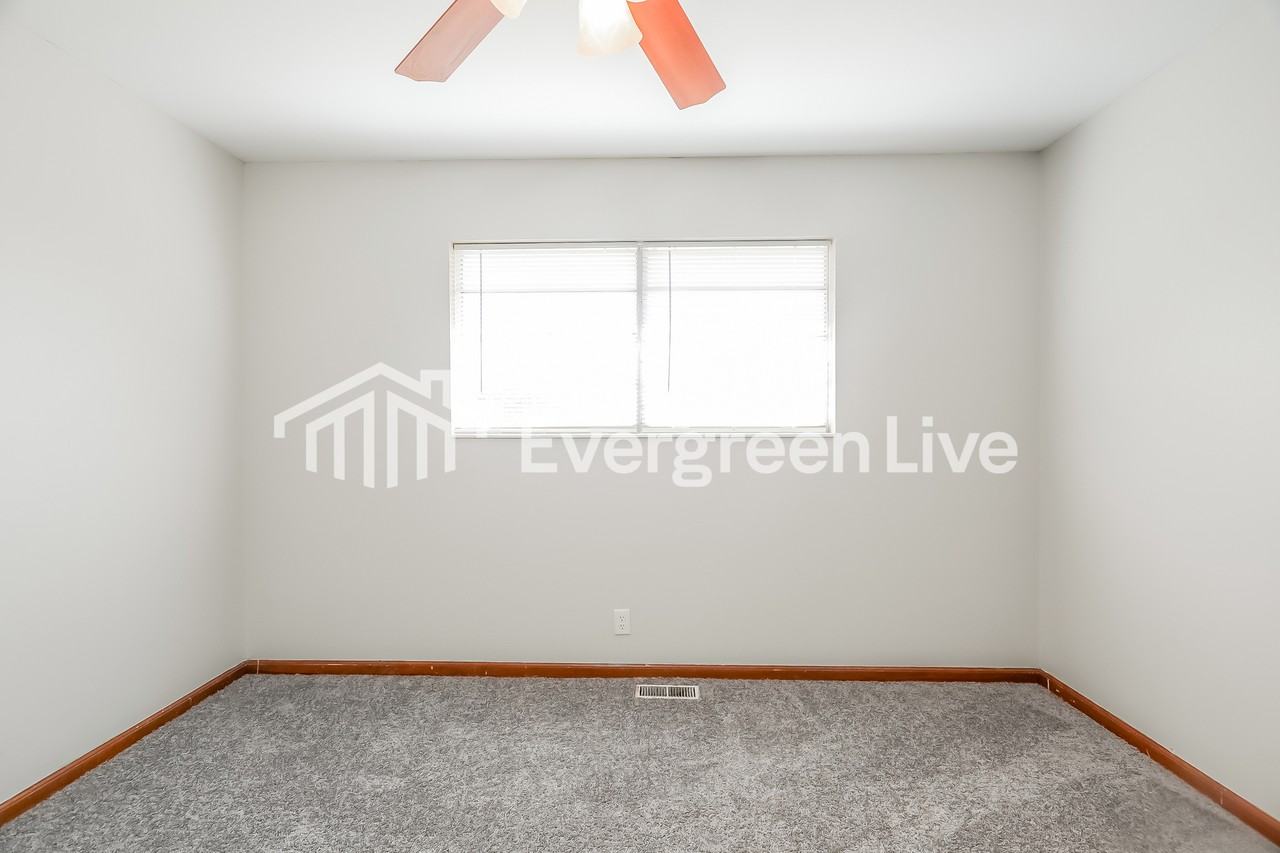 300 11th St - Photo 5 of 15