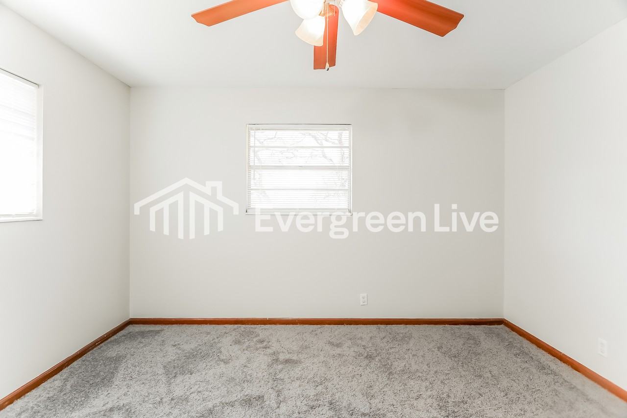 300 11th St - Photo 4 of 15