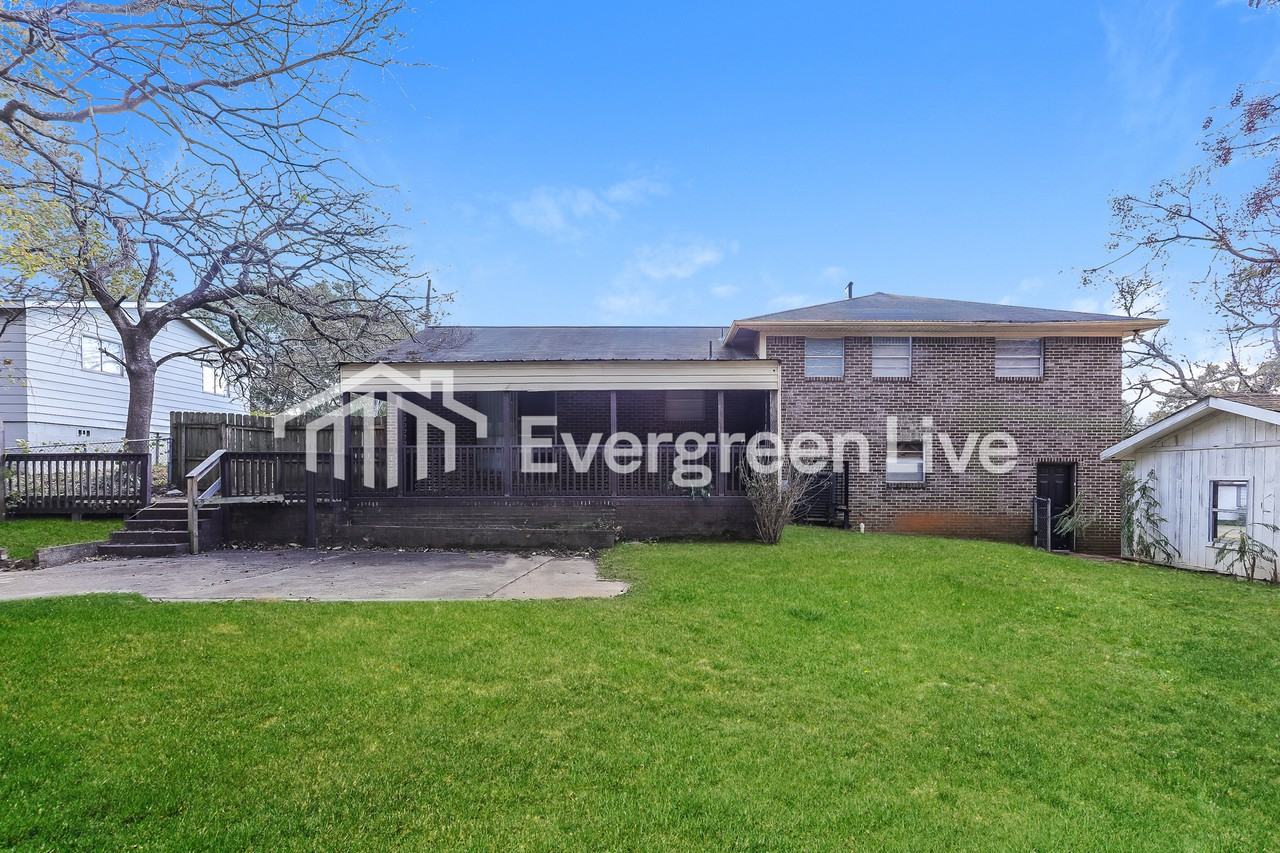 300 11th St - Photo 2 of 15