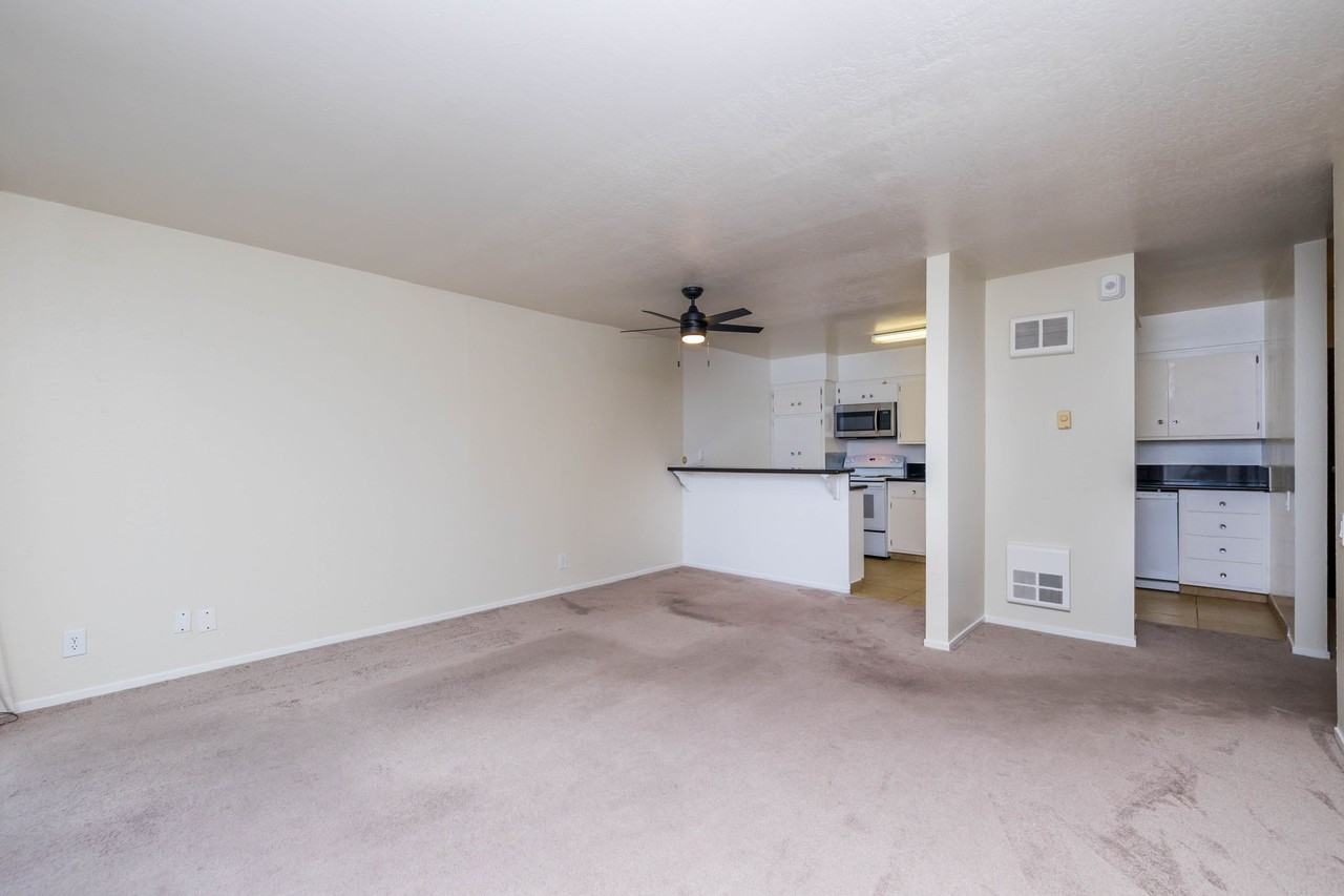 888 Vermont - Photo 5 of 25