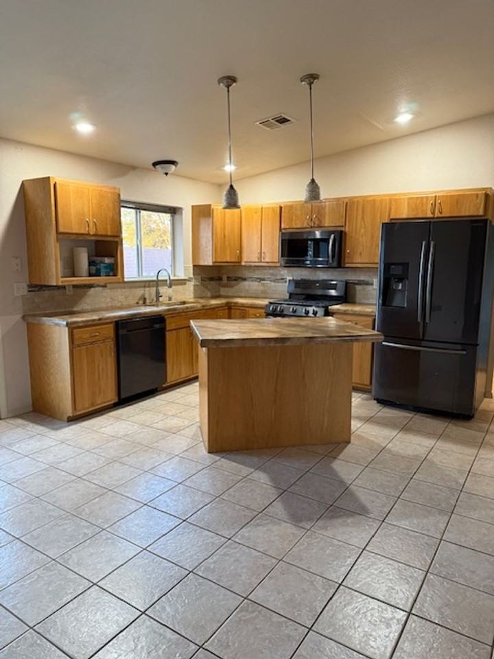 2373 Sierra Vista Ct - Photo 3 of 31