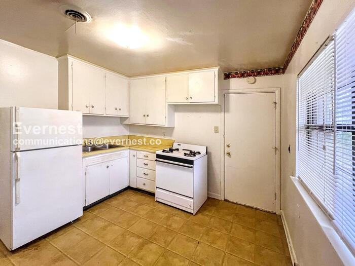 1814 1/2 S Cross St - Photo 4 of 15