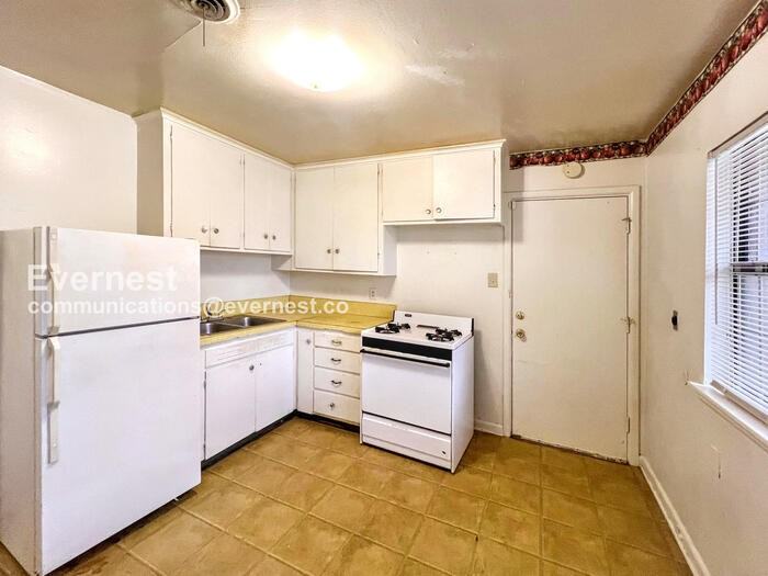 1814 1/2 S Cross St - Photo 5 of 15