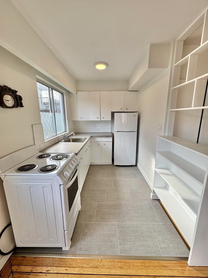 Kitsilano Low rise Apartment - Photo 5 of 19