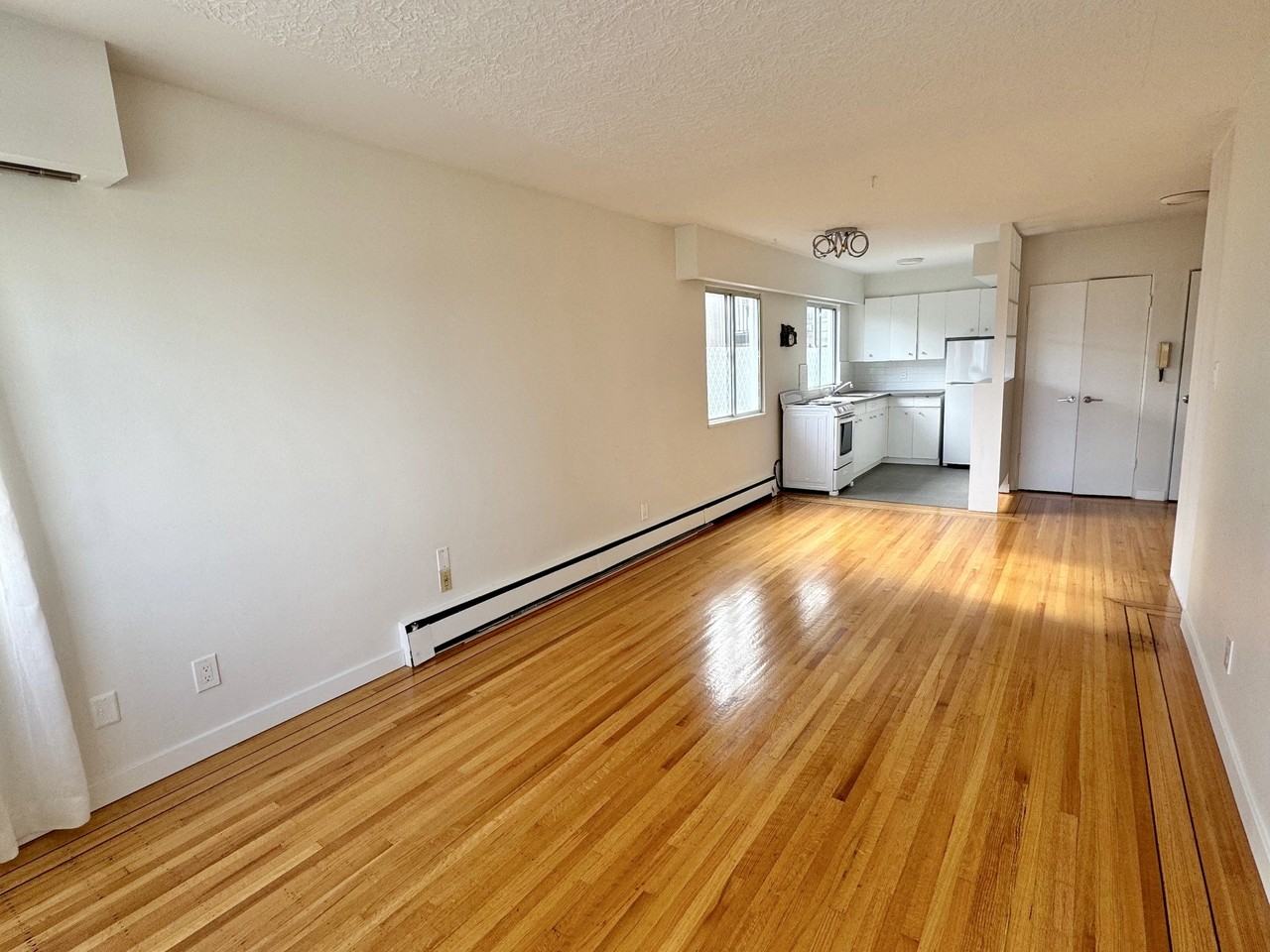 Kitsilano Low rise Apartment - Photo 7 of 19