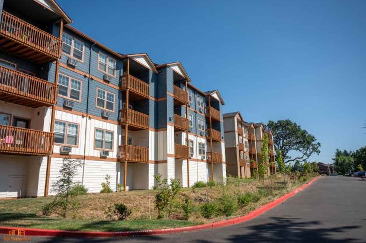 White Oak Luxury Apartments - Photo 2 of 12