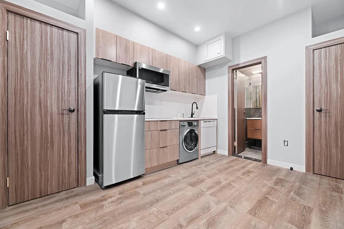 437 W 46th St #1R - Photo 2 of 5