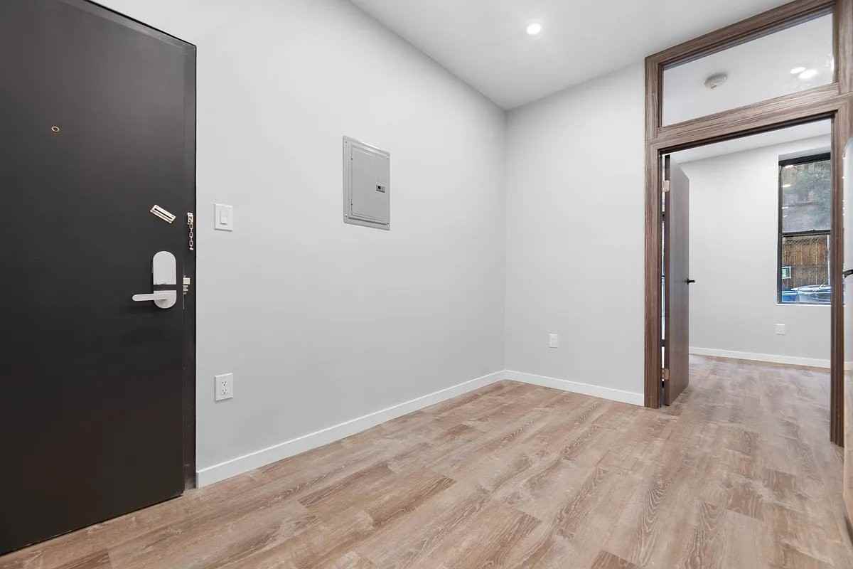 437 W 46th St #1R - Photo 3 of 5