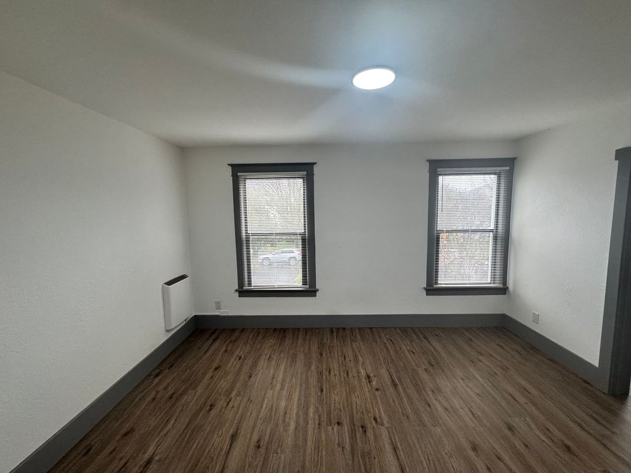 811 S Cushman Ave #B - Photo 7 of 9