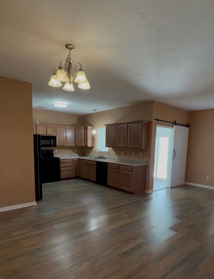 1604 Prier Ln - Photo 5 of 17