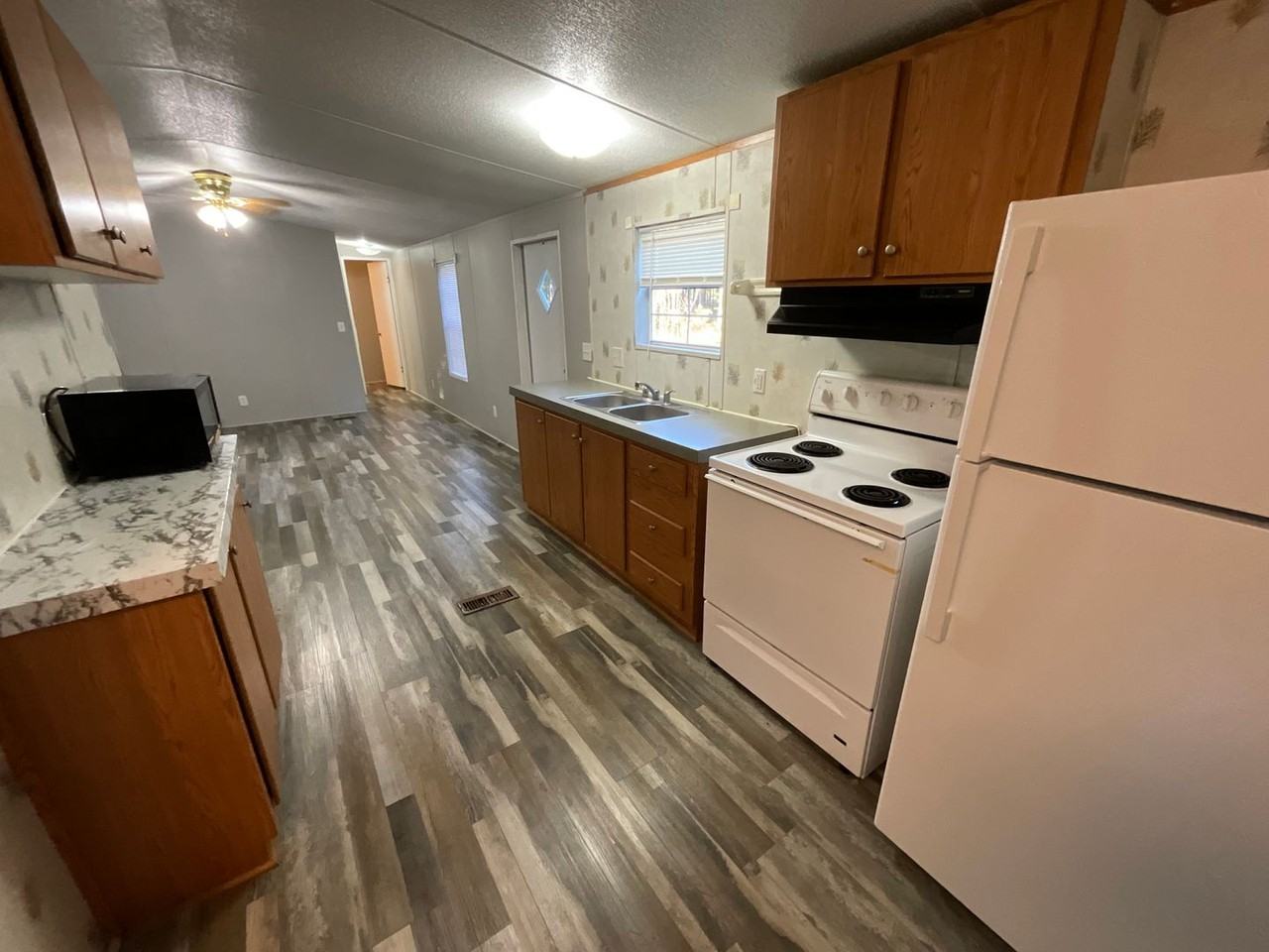 5553 Hartsfield Rd - Photo 3 of 8